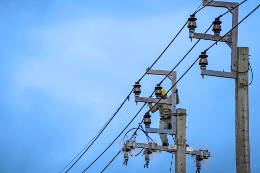 Naprawa zerwanych przewodów linii energetycznej — awaria ZWSE Opole